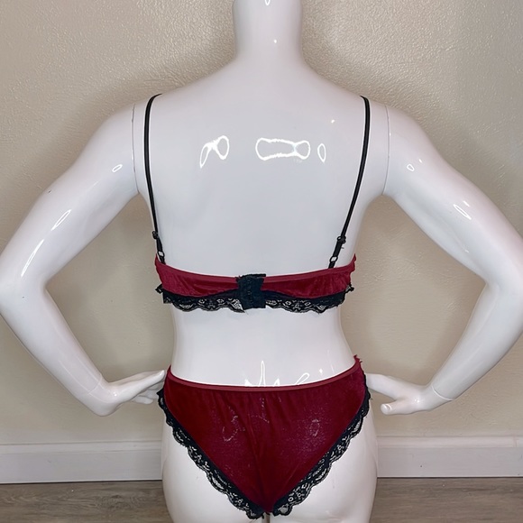 Bra + Panties - Picture 2 of 4